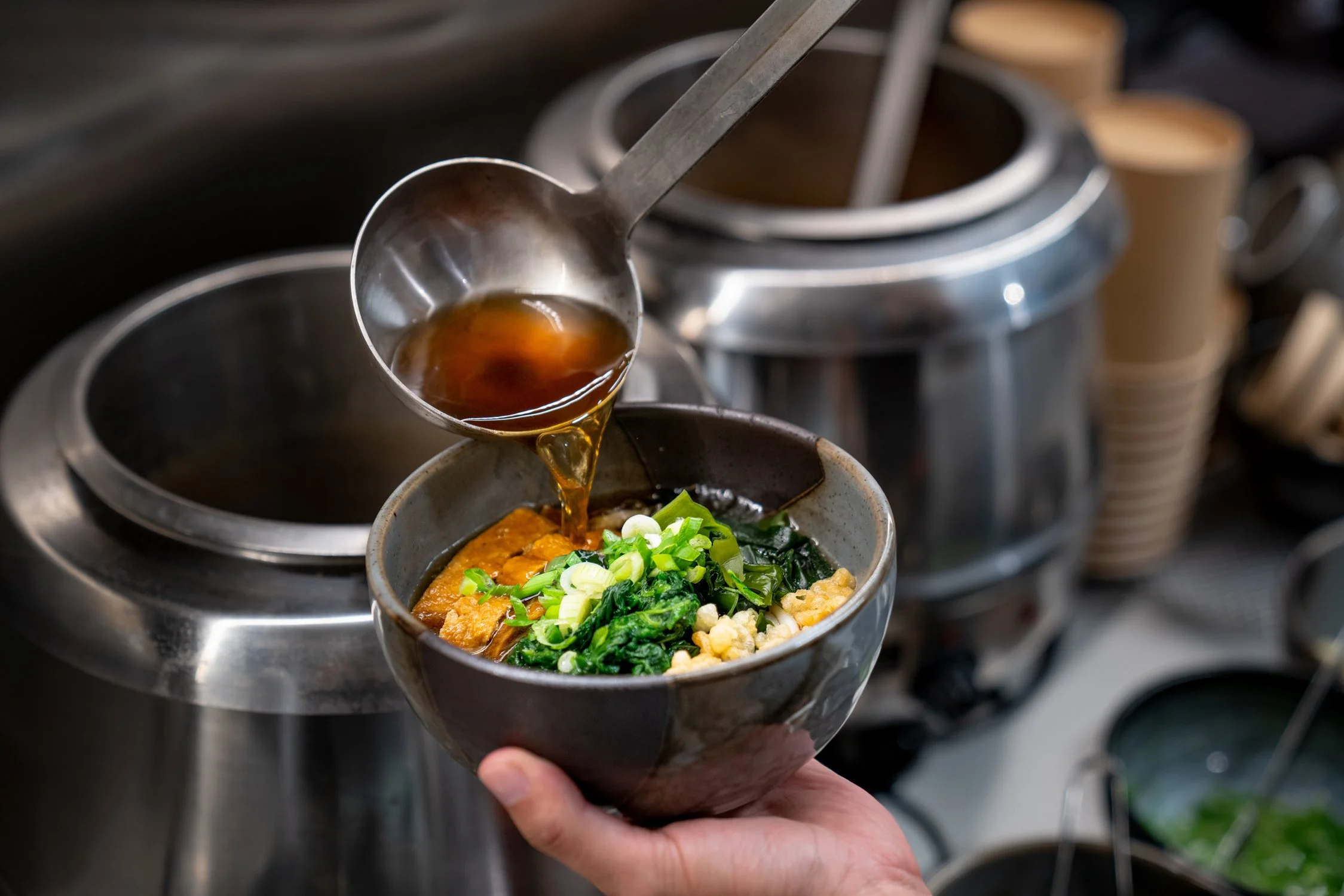 【maruページ】 we-serve-different-donburi.jpg